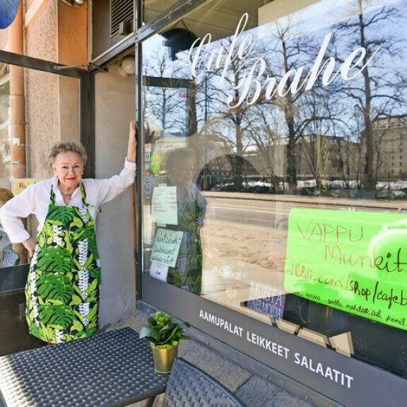 Asiakkaat otetaan Cafe Brahessa vastaan lämmöllä ja ilolla. Asiakkaat otetaan Cafe Brahessa vastaan lämmöllä ja ilolla.