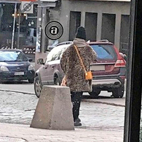 Muusikko Maija Vilkkumaa kipitti näyttävässä leopardiluomuksessa – kuva! Maija Vilkkumaa käänsi katseita kadulla.