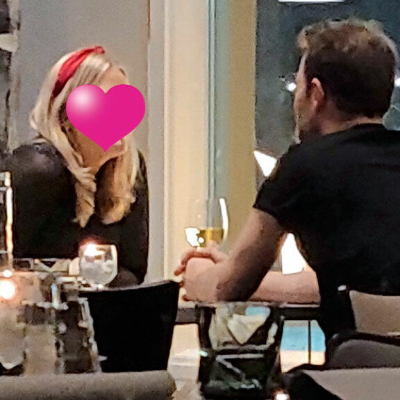Lempi leiskuu! Lenni-Kalle Taipale pussaili nuorta blondia ravintolassa – kuva! Lenni-Kalle Taipale rakkaansa kanssa.