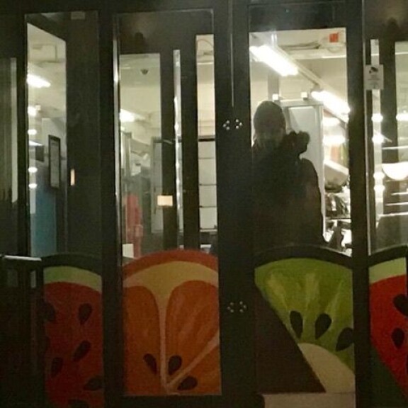 Jani Volanen saapui synkkänä ulos Lönkan K-kaupasta. Jani Volanen saapui synkkänä ulos Lönkan K-kaupasta.
