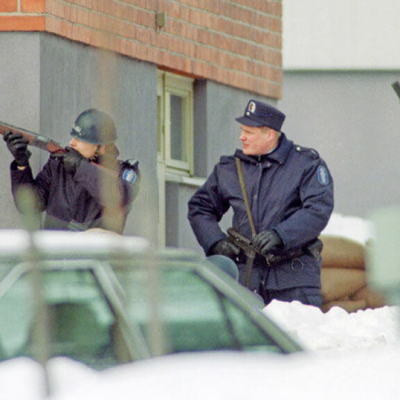25 vuotta sitten Lahden Metsäpellontiellä parveili poliiseja, palomiehiä ja varusmiehiäkin. Myös poliisin Karhu-ryhmä oli valmiudessa, kun Ilpo Larha piti panttivankeja kerrostalohuoneistossa. 25 vuotta sitten Lahden Metsäpellontiellä parveili poliiseja, palomiehiä ja varusmiehiäkin. Myös poliisin Karhu-ryhmä oli valmiudessa, kun Ilpo Larha piti panttivankeja kerrostalohuoneistossa.