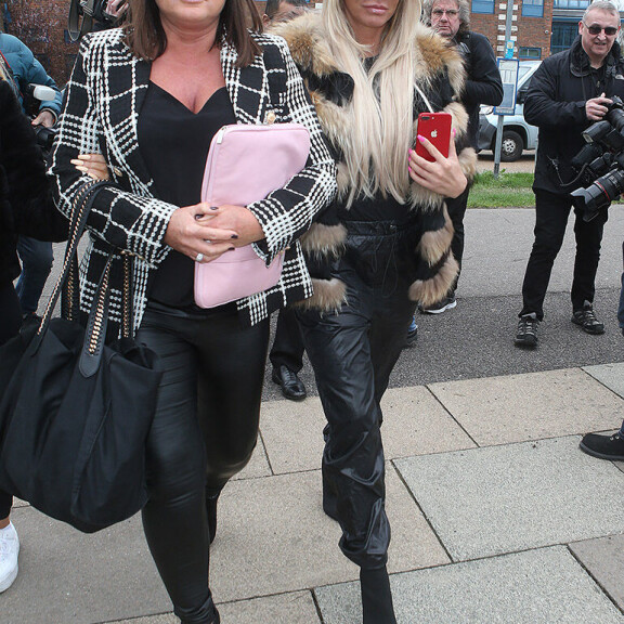 Impulsiivisesta käytöksestään tunnettu povipommi Katie Price taas oikeudessa - asukokonaisuus kaukana hillitystä! Katie Price oikeudessa