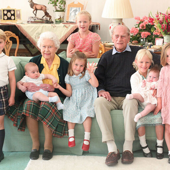 Kuningatar Elisabetin murheellinen päivä - jättää viimeiset hyvästit Philip-rakkaalleen Kuningatar Elisabet, prinssi Philip, George, Charlotte, Louis, Isla, Savannah, Mia, Lena