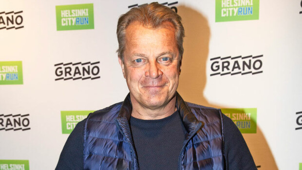 Muistatko jäniskevennyksen?! Koomikko Jukka Laaksonen vihjaa suosikkiohjelman paluusta! Jukka Laaksonen muistetaan jäniskevennyksestä.