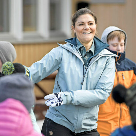 Mitä ihmettä! Prinsessa Victoria flossasi koululaisten kanssa – kuva! Victoria flossasi.