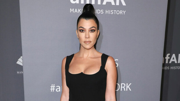 Kourtney Kardashian, 44, verhosi raskausvatsansa leopardibikineihin