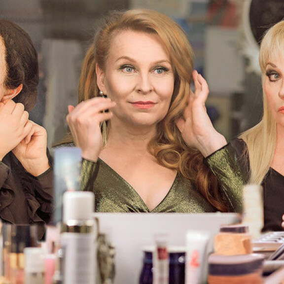 Hannele näyttelee Ylen Melkein totta -sarjassa Emilia Sinisalon ja Heli Sutelan kanssa. Hannele näyttelee Ylen Melkein totta -sarjassa Emilia Sinisalon ja Heli Sutelan kanssa.