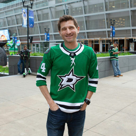 Ryan Hendricks saapui Dallasin kotiotteluun Heiskas-paidassa. Ryan Hendricks saapui Dallasin kotiotteluun Heiskas-paidassa.