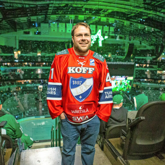 – Hahaa, en olekaan suomalainen! Mutta pukeudun mielelläni suomalaispelaajien paitoihin, Kent Kalkbrenner, 34, tunnustaa Seiskalle. – Hahaa, en olekaan suomalainen! Mutta pukeudun mielelläni suomalaispelaajien paitoihin, Kent Kalkbrenner, 34, tunnustaa Seiskalle.