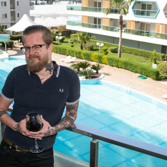 Wallun asunnon parvekkeelta on mukavat näkymät lomakompleksin uima-altaalle. Wallun asunnon parvekkeelta on mukavat näkymät lomakompleksin uima-altaalle.