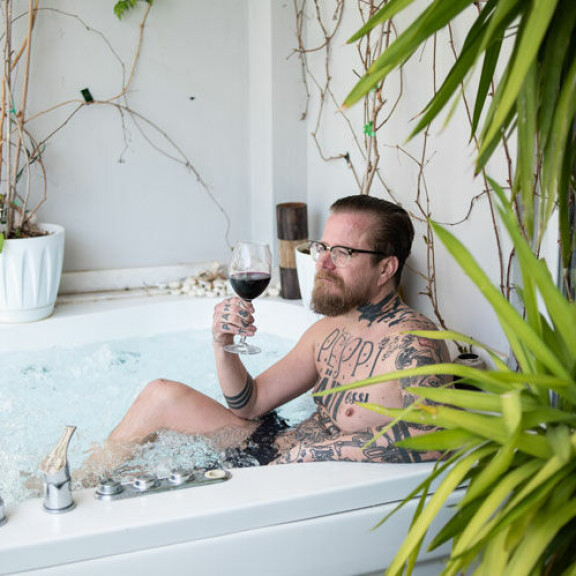 Wallu Valpiolla on asuntonsa parvekkeella oma poreamme. - Tämä jos mikä on arjen luksusta, Wallu hörähtää viinilasi kädessään. Wallu Valpiolla on asuntonsa parvekkeella oma poreamme. - Tämä jos mikä on arjen luksusta, Wallu hörähtää viinilasi kädessään.