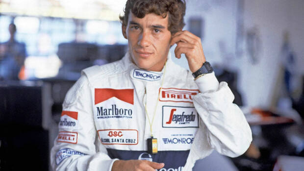 Moottoriurheilujumala Ayrton Sennan kuolemasta 25 vuotta – tarunhohtoinen F1-tähti oli naistenmies! Senna kuolemasta tulee 25 vuotta.