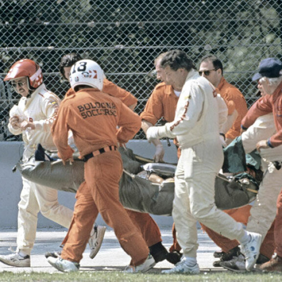 Kolminkertainen maailmanmestari julistettiin kuolleeksi noin viisi tuntia onnettomuuden jälkeen. Kolminkertainen maailmanmestari julistettiin kuolleeksi noin viisi tuntia onnettomuuden jälkeen.