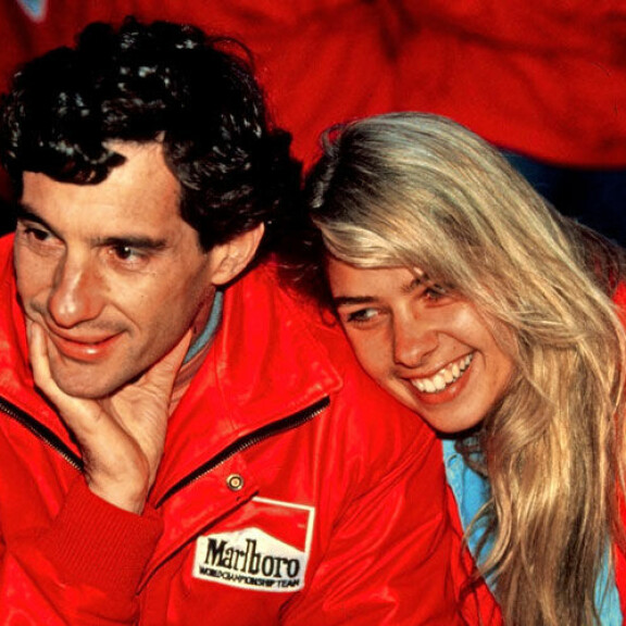 Adriane Galisteu seurusteli Ayrton Sennan kanssa, kun kohtalo puuttui peliin. Adriane Galisteu seurusteli Ayrton Sennan kanssa, kun kohtalo puuttui peliin.