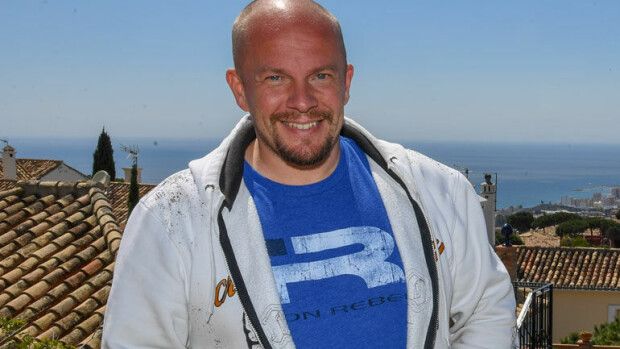 Televisiosta tuttu suomalaismiljonääri teki hurjan elämänmuutoksen – ”Elämänlaatu on paljon parempaa!” Henry Aflecht muutti Espanjaan.