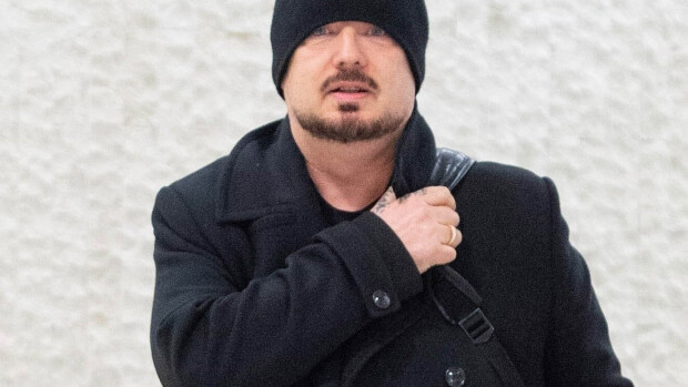 Häntä ei todella ole tunnistaa! Tiedätkö kuka on tämä paparazzikuviin tallentunut musiikkitähti? All over press
