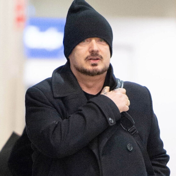 Häntä ei todella ole tunnistaa! Tiedätkö kuka on tämä paparazzikuviin tallentunut musiikkitähti? Paparzzi iski