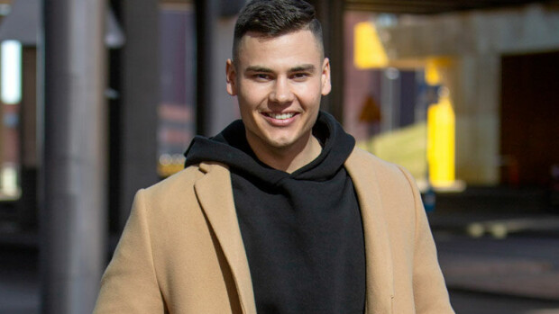 Bachelor Christoffer Forsman käy laulutunneilla – “Äänitän kappaleita kotistudiossa!” Christoffer Forsman käy laulutunneilla.