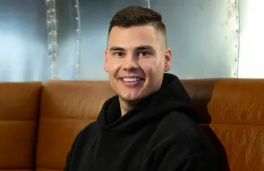 Bachelor-komistus Christoffer Forsman saa päivittäin kuittia työpaikalla: ”Työkaverit liimasivat naisten kuvat seinään!”