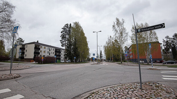 84-vuotias vangittu murhan yrityksestä epäiltynä - iski naapuriaan kirveellä päähän! Poliisin mukaan ikämiesten välillä kyti riita! Rikospaikka Tuusulassa.