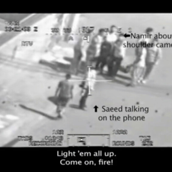 Videokuvaa sotilaan kamerasta Irakista Apache-helikopterihyökkäyksestä, jossa kuoli 15 ihmistä mukaan lukien kaksi uutistoimisto Reutersin toimittajaa. Videokuvaa sotilaan kamerasta Irakista Apache-helikopterihyökkäyksestä, jossa kuoli 15 ihmistä mukaan lukien kaksi uutistoimisto Reutersin toimittajaa.