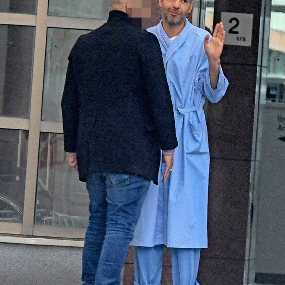 Hussein kävi myös ulkona happihyppelyllä. Ulkoilman viileys ei hyydyttänyt kansanedustajan hymyä. Hussein al-Taee