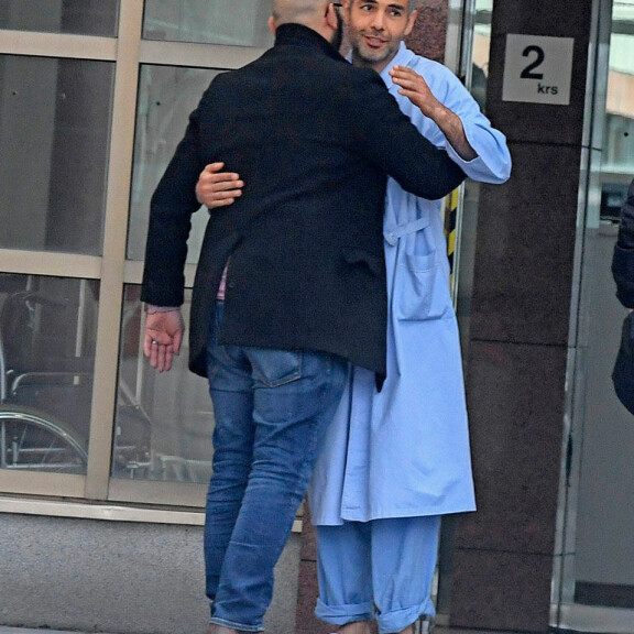 Hussein hyvästeli kaverinsa lempeästi halaamalla. Hussein al-Taee