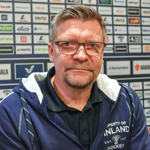 Jukka Jalonen on saanut vastailla kyllästymiseen asti MM-kisoista kieltäytyneistä NHL-pelaajista. Jukka Jalonen on saanut vastailla kyllästymiseen asti MM-kisoista kieltäytyneistä NHL-pelaajista.