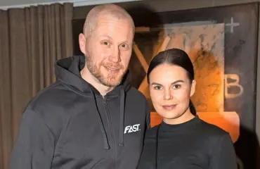 Kaamea kultakrapula! Hannes Hyvönen juhli vuonna 1995 kultaa viisi päivää putkeen - Netta-rakas oli tuolloin vielä koulutyttö