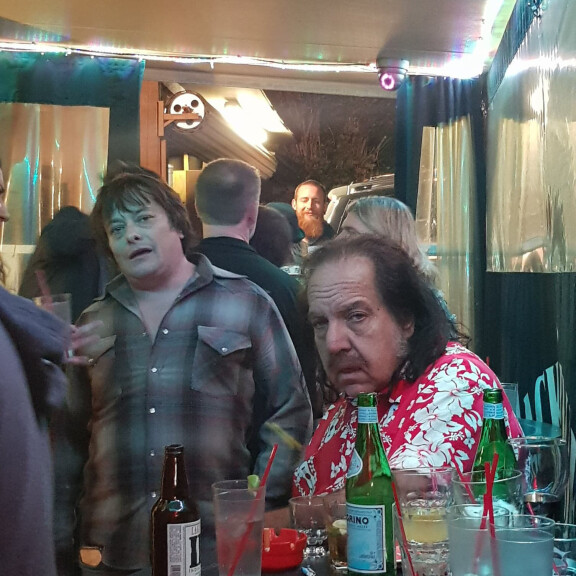 Suomalaismiehen Kalifornian reissun kruunu: kippisti Ron Jeremyn ja Edward Furlongin kanssa! Katso kuva! Ron Jeremy ja Edward Furlong Rainbow Bar&Grill