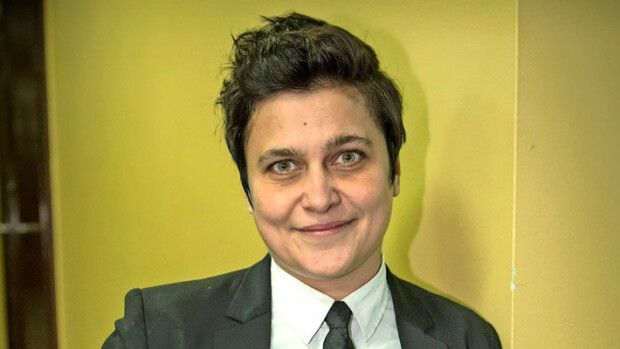 Kuva: Ex-kansanedustaja Silvia Modig paineli väsyneenä vesisateessa! Silvia Modig nähtiin vesisateessa.