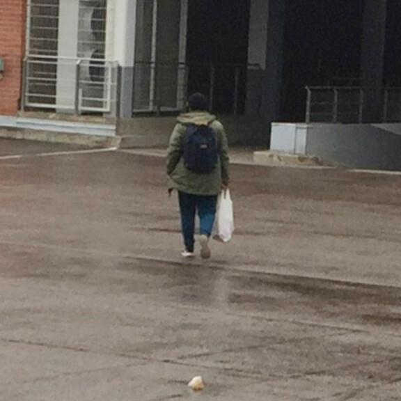 Kuva: Ex-kansanedustaja Silvia Modig paineli väsyneenä vesisateessa! Silvia Modig vesisateessa.