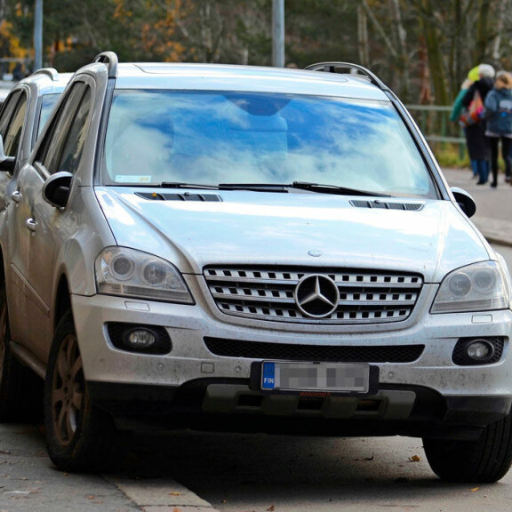 Ökyauto jalkakäytävällä! Dingon Neumannin tökerö parkkeeraus ällistytti – kuva! Neumann pysäköi tökerösti.
