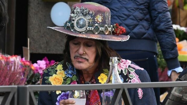 Andy McCoy kauppasi omaisuuttaan ohikulkijoille Helsingin ökyalueella – kuva
