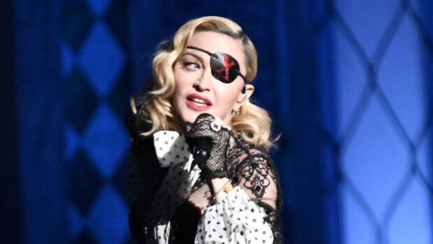 Oho, mikä notkeus! 64-vuotias Madonna tanssii vetreänä poikansa kanssa