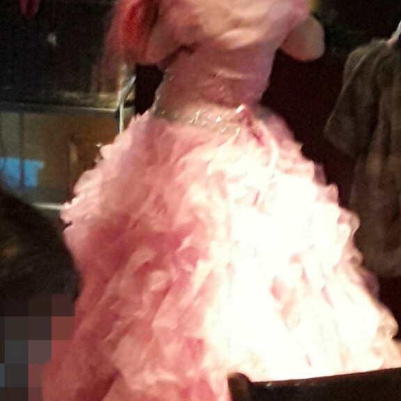 Huh! Johanna Tukiainen hämmensi sikajuhlissa: vertaili tissejä ja putosi lattialle – kuvat! Johanna Tukiainen esiintymässä.