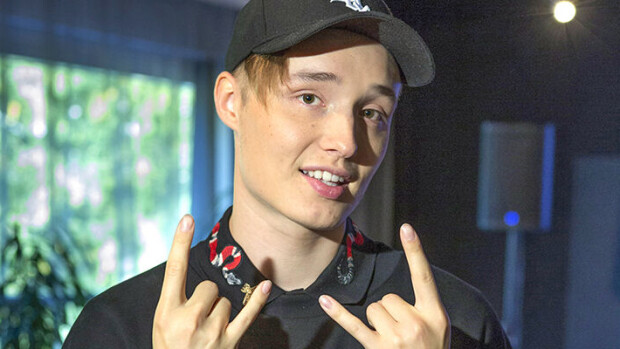 Isac Elliot hurmasi MM-lätkän juhlatohinoissa – paineli pikaruokalan autokaistalle laulattamaan myyjää: ”Suomi on uusi…?” isac elliot