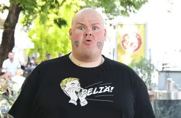 Järkälemäisen Leijona-fanin pelipaidan koko on 5XL - seuraajia Instagramissa jo yli 40 000! Kuvat!