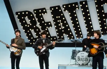 Huhhuh, mikä hinta: John Lennonin verkkapuku 70-luvulta etsii uutta omistajaa!