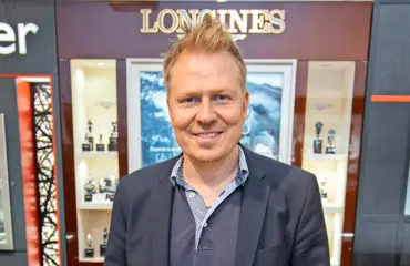 Ex-jalkapallotähti Aki Riihilahti tunnustautuu työnarkomaaniksi – vaihtoi yöelämän puistoiluun: ”Käymme leikkipuistossa Mikael Forssellin ja Mika Väyrysen kanssa!”