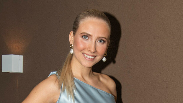 Moottoripyörälegendan sukulaistyttö Sonja Länsivuori on Miss Suomi -semifinalisti: ”Minut on kasvatettu menemään tukka putkella!” Sonja Länsivuori on Miss Suomi -semifinalisti.