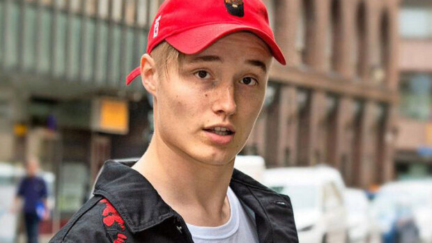 Huhhuh, mikä mallipoika! Isac Elliotin ylioppilaskuvat kuin suoraan katalogista – onko juustohampurilaisen syöminen ollut koskaan näin seksikästä? Isac Elliot