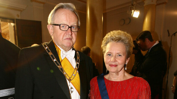 Turvamies roudarina! Eeva Ahtisaarta kuskattiin valtion virka-autolla – kuva! Eeva Ahtisaari käytti valtion virka-autoa.