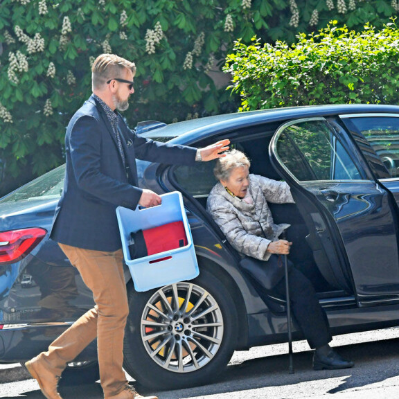Turvamies roudarina! Eeva Ahtisaarta kuskattiin valtion virka-autolla – kuva! Eeva Ahtisaari