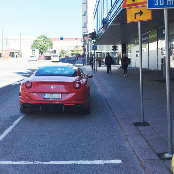 Ei voi olla totta! Jethro Rostedtin ökyauton parkkeeraus meni totaalisesti pieleen – kuva! Jethro pysäköi oudosti.