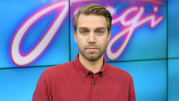 Kuva! Syke-tähti Jarkko Niemi bongaili naisia ja nautti burgeria! Jarkko Niemi nautti burgeria.