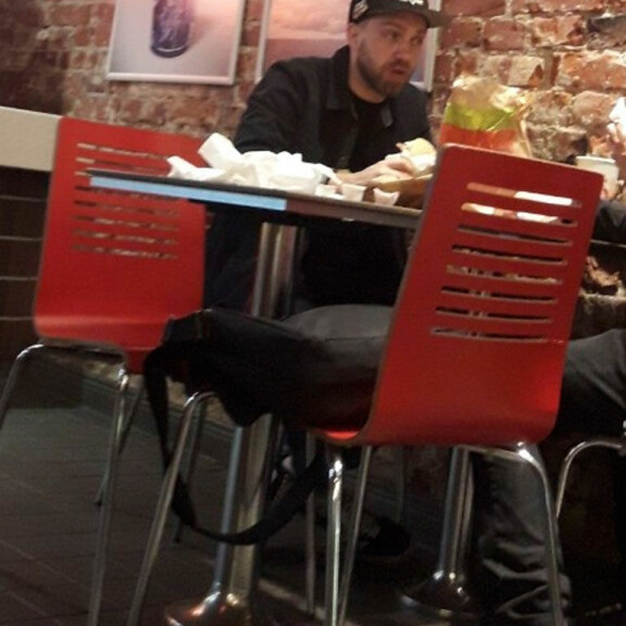 Kuva! Syke-tähti Jarkko Niemi bongaili naisia ja nautti burgeria! Jarkko Niemi Buger Kingissa.