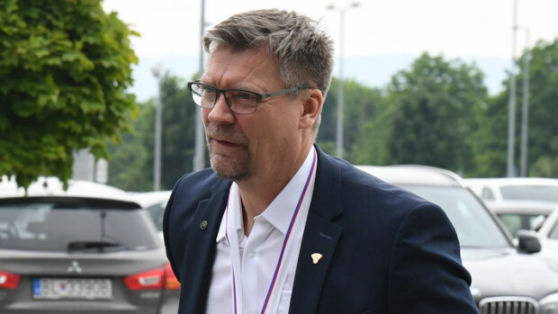 Paparazzikuva: Mestarivalmentaja Jukka Jalosella daamit molemmissa kainaloissa – Leijonilla railakkaat mestaruusjuhlat! Jukka Jalonen juhli mestaruutta.