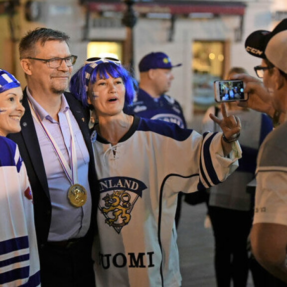 Paparazzikuva: Mestarivalmentaja Jukka Jalosella daamit molemmissa kainaloissa – Leijonilla railakkaat mestaruusjuhlat! Jukka Jalonen mestaruusjuhlissa.