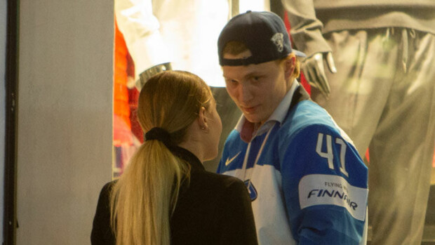 Paparazzikuvat Leijonien kultajuhlista! Joel Kiviranta yritti pissata kukkaruukkuun – vaimo esti! Joel Kiviranta Leijonien kultajuhlissa.
